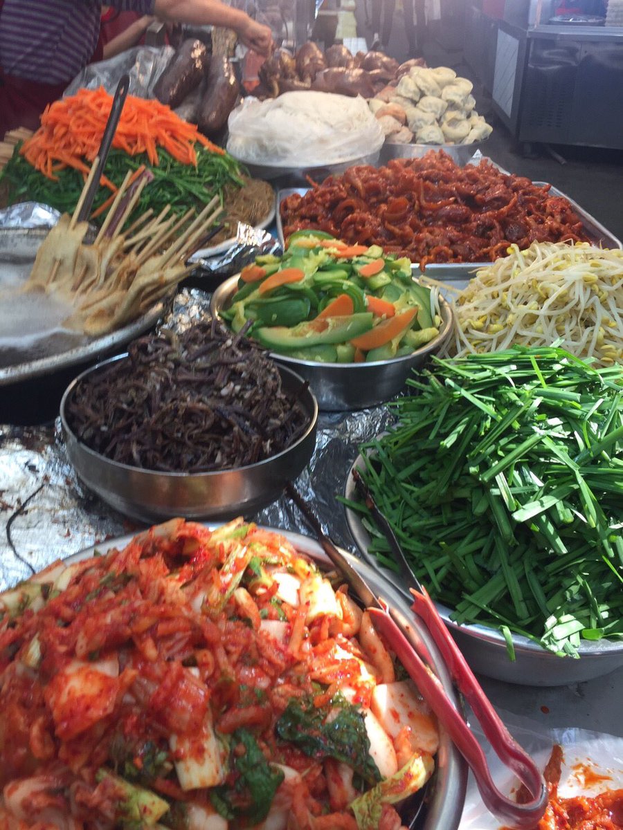 大人の韓国 Han Sur Twitter 今日も暑さ厳しくムシムシした1日でした 食欲も出ませんよね でもすぐ近くにこんな屋台が有れば キムチに おでん マンドゥに素麺 ナムル 広蔵市場で食べたボウルのピビンバの美味しかったこと 韓国 暮らし 雑貨 残暑 屋台