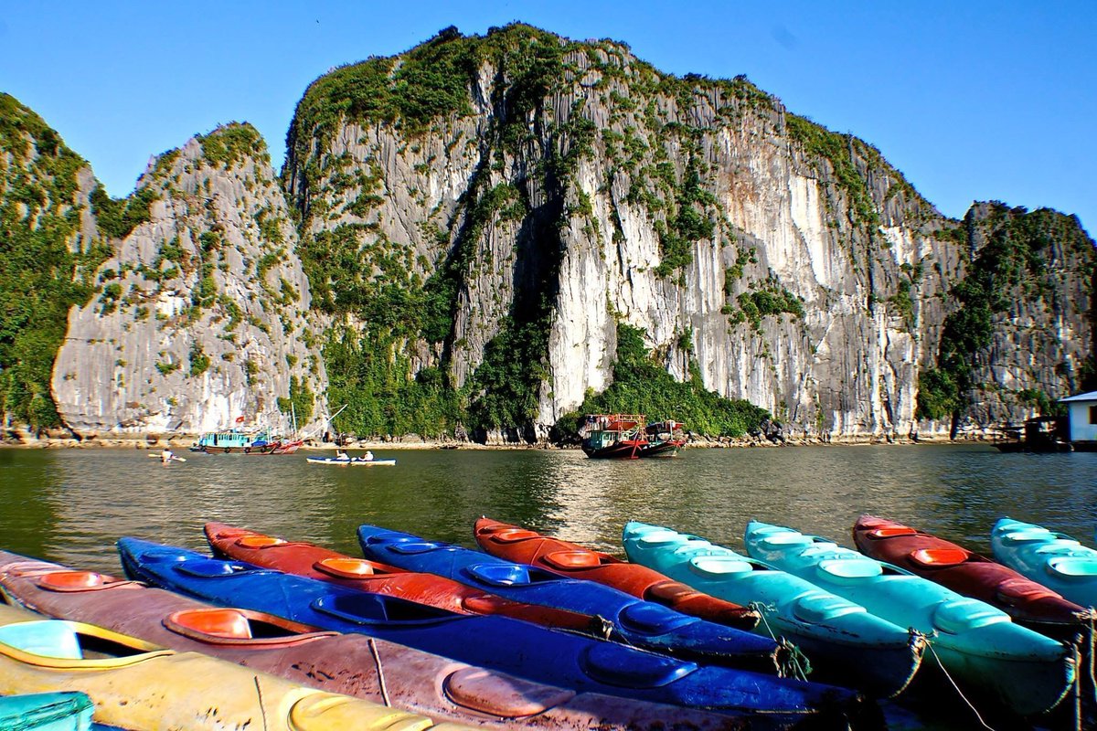 handsonjourneys's tweet photo. Exploring #HaLongBay - 5 reasons to go... https://t.co/uEPI9438ZY #ttot #travelpics https://t.co/Wbq7mtdaes