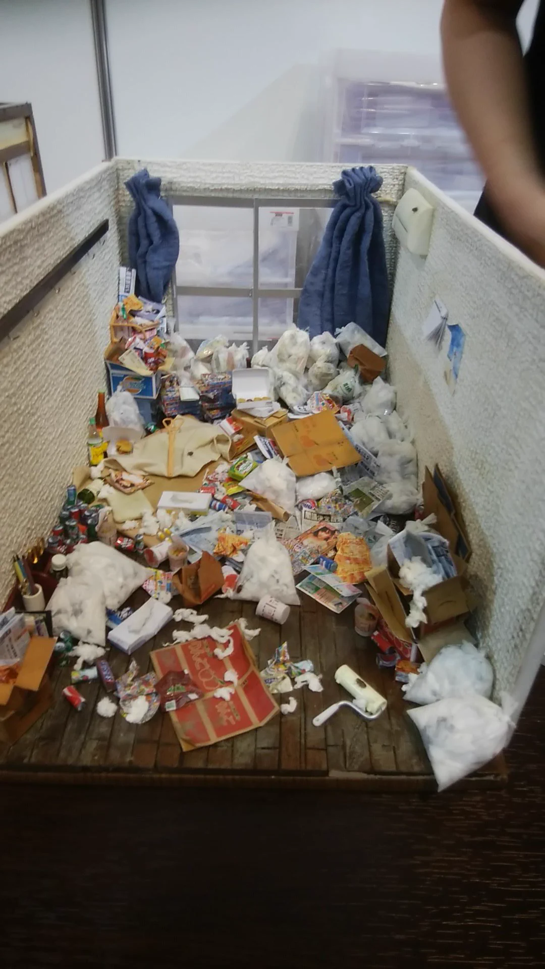 どこに需要があるんだｗ孤独死部屋ミニチュアが精巧過ぎて恐ろしいｗｗｗ