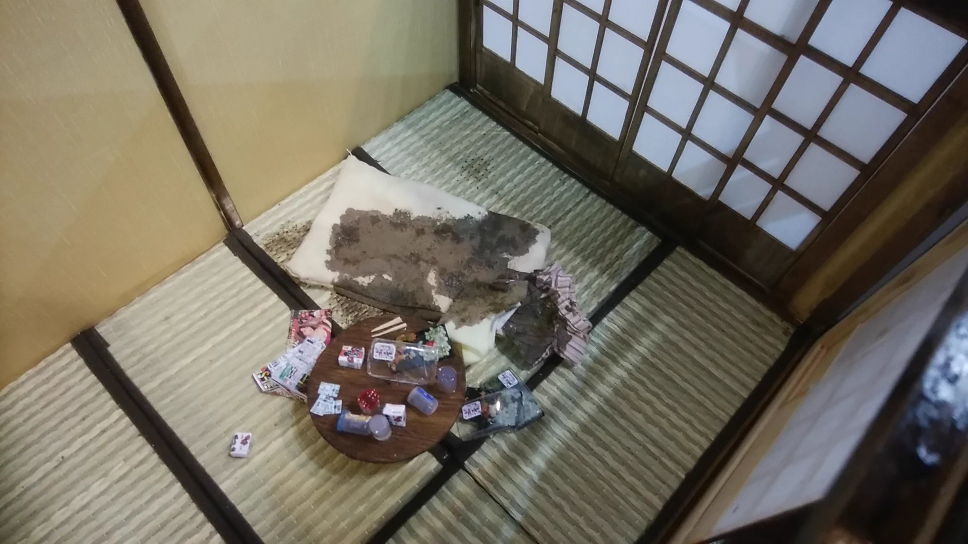 どこに需要があるんだｗ孤独死部屋ミニチュアが精巧過ぎて恐ろしいｗｗｗ