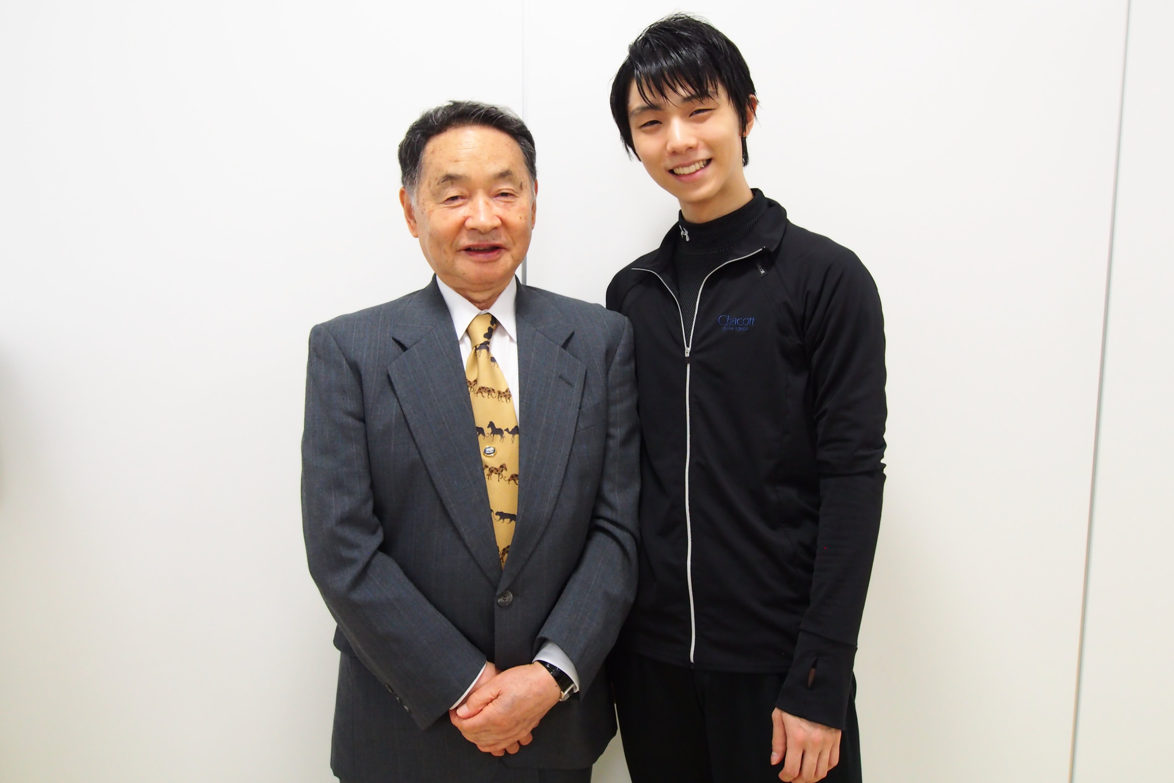 横浜市広報課 on Twitter: "【羽生結弦in横浜⑯】オリンピックシーズンを迎え「これまでいろいろな先生にお世話になったなと感じている」という 羽生選手。恩師・都築章一郎コーチ（写真左）は「結弦とこんな風に写真を撮るのは初めて」と、教え子の成長に目を細めました ...