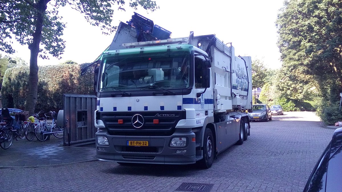 Bewonerscommis's tweet photo. En dankzij de medewerkers van @KlikoNL op deze stoere ouwe rakker @MercedesTruckNL zijn de ondergrondse weer schoon ! Top! *sp https://t.co/okEUa8sS3J