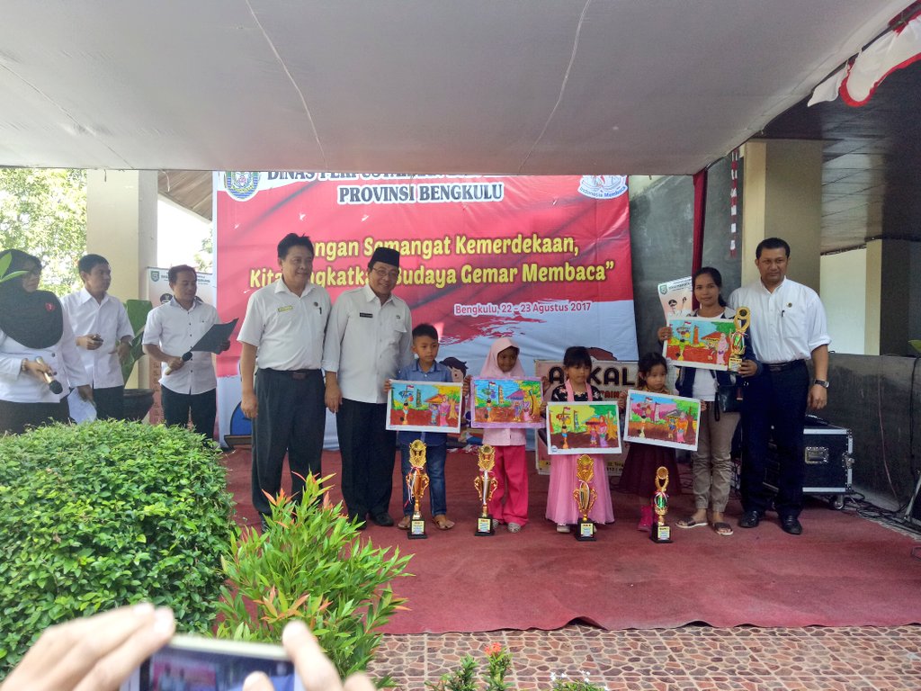perpusBKL's tweet photo. Kepala Dinas Perpustakaan &amp; Kearsipan prov.Bengkulu Foto bersama peserta lomba bercerita tingkat PAUD/SD/SMP/SMAsekaligus penyerahan hadiah https://t.co/Wvvg52VVZD