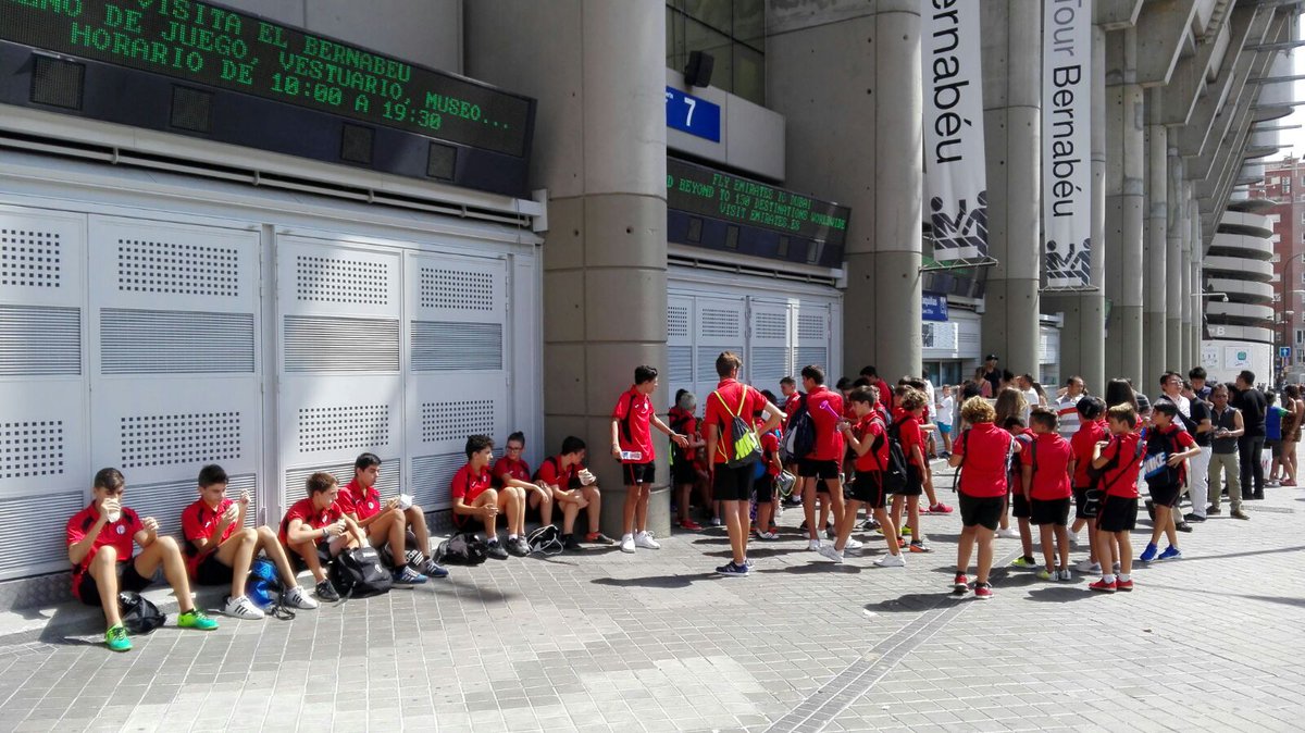 EFEmerita's tweet photo. Expedición a Madrid. Ya en el destino. Bocata en las puertas del estadio. https://t.co/E0vBhvzEOk