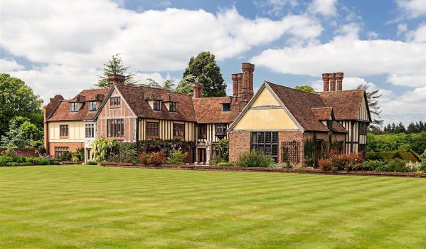 Zoopla's tweet photo. Which one of these stunning country homes would make it to the top of your wish list? https://t.co/DY4wrJKgwv   #homes #country https://t.co/XsyVUYdeI2