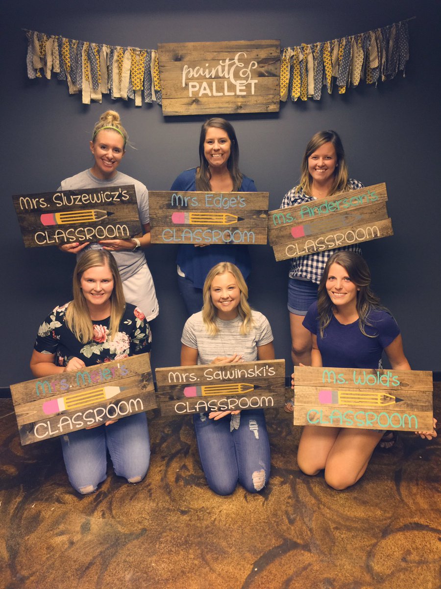 MissAndersonSLP's tweet image. Thankful for these coworkers turned friends! Best of the best in @springlakeparkschools 🐾 instagram.com/p/BYI4vTVHPQz/… #SLPPantherProud #nppride
