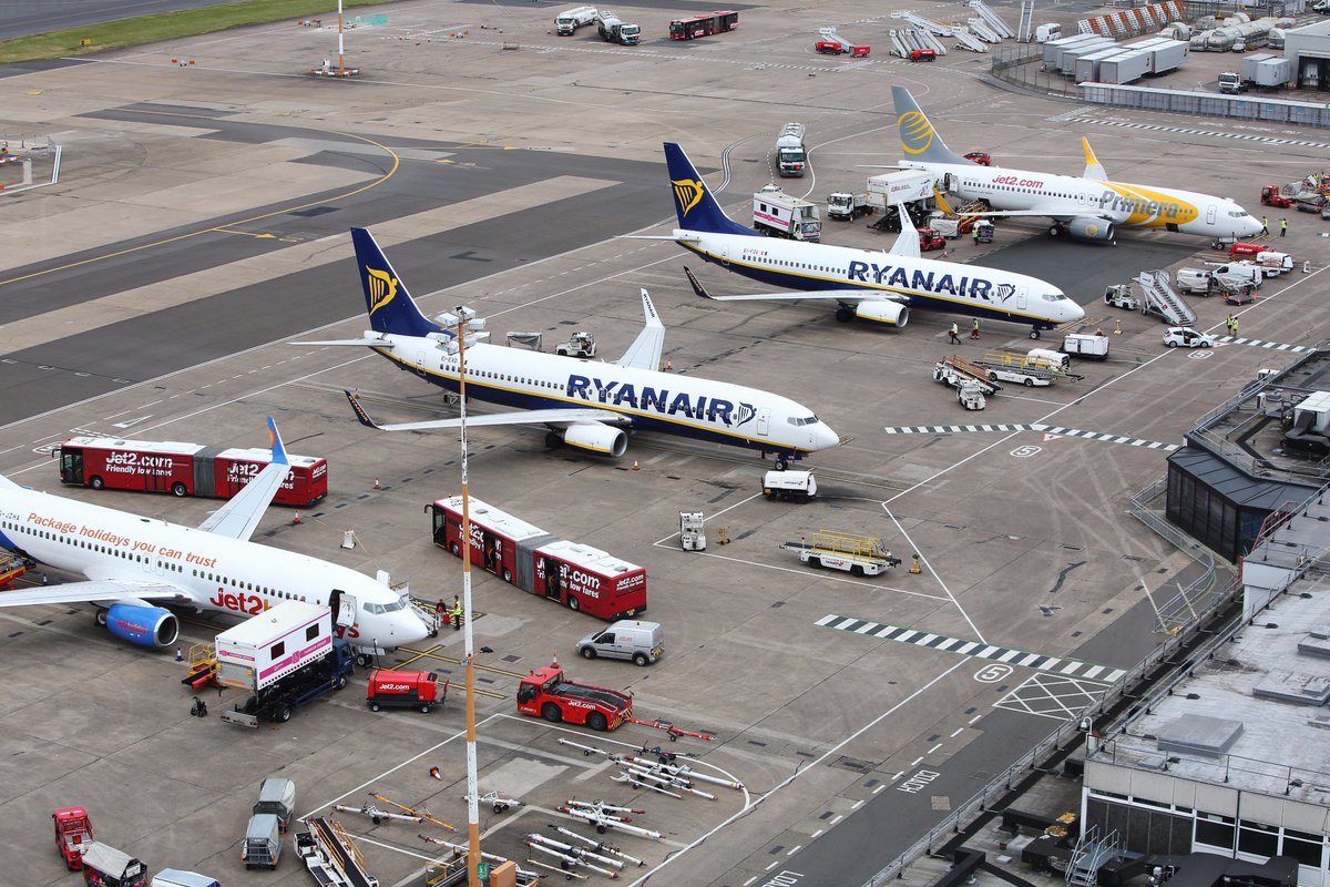 EMA_Airport's tweet photo. The weather has cleared up and it's bright at the airport this afternoon! Are you arriving or departing via one these planes? #FlyEMA 🛫🌍🛬 https://t.co/J22Bd2kmAZ