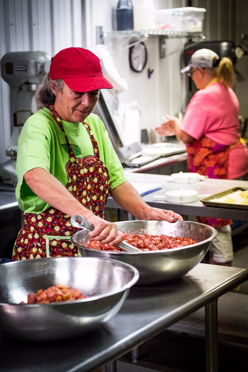 TheAppleWorks's tweet image. Our reigning caramel apple queen, former picker and now baker: Dianna! #appleworks