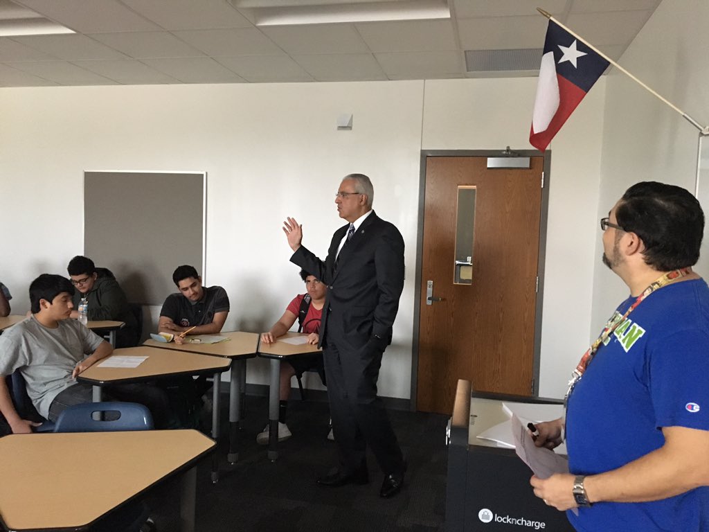 SamHoustonHS's tweet image. @AISDsuper touring the #9GC and speaking to the #classof2021 Texans. #TexansKeepItREAL #WherePotentialGetsReal 🎓🎓
