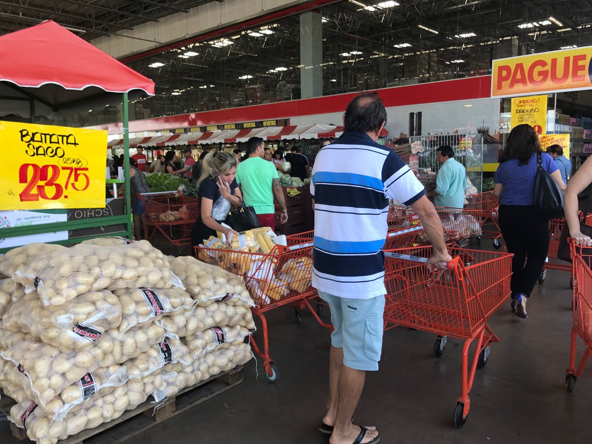fefss_'s tweet photo. Tá lotado samerda!!! 😡 (@ Atacadão Dia-a-Dia in Brasília, Federal District w/ @vet_marcella) https://t.co/RvangkNKXG https://t.co/DqYg67jDe8