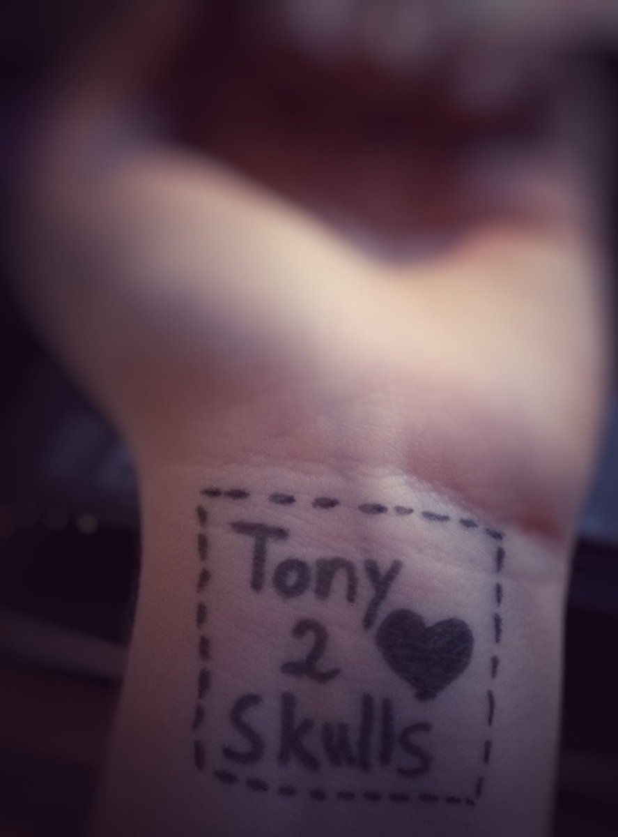 Swedish_Idiot99's tweet photo. I drew this on my wrist because why not... 
We miss you Tony 💔
#tony2skulls #thecasketcreatures #casketcreatures #sashthebash https://t.co/smt9Zq50pN