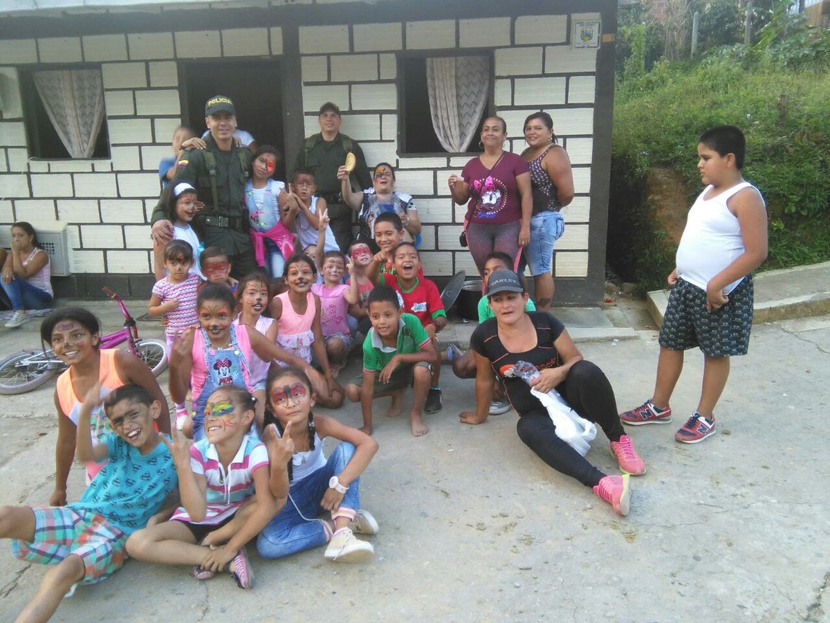 GuadalupeAnt's tweet photo. Actividad con la comunidad Guadalupana en compañía de miembros de la Junta de Acción Comunal Urbana, #SelfieConMiPolicia @Policiantioquia https://t.co/jTMTCmo05e