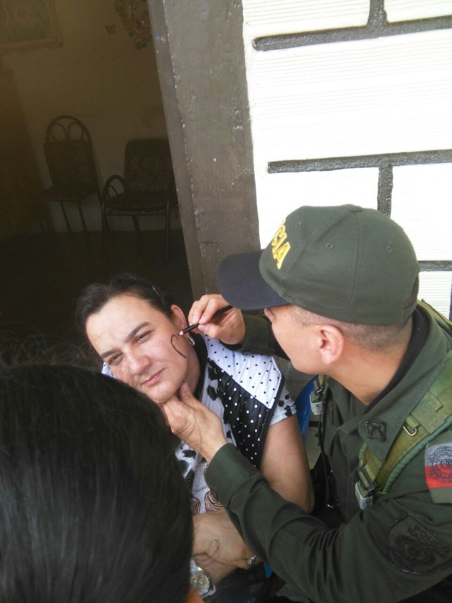 GuadalupeAnt's tweet photo. Actividad con la comunidad Guadalupana en compañía de miembros de la Junta de Acción Comunal Urbana, #SelfieConMiPolicia @Policiantioquia https://t.co/jTMTCmo05e