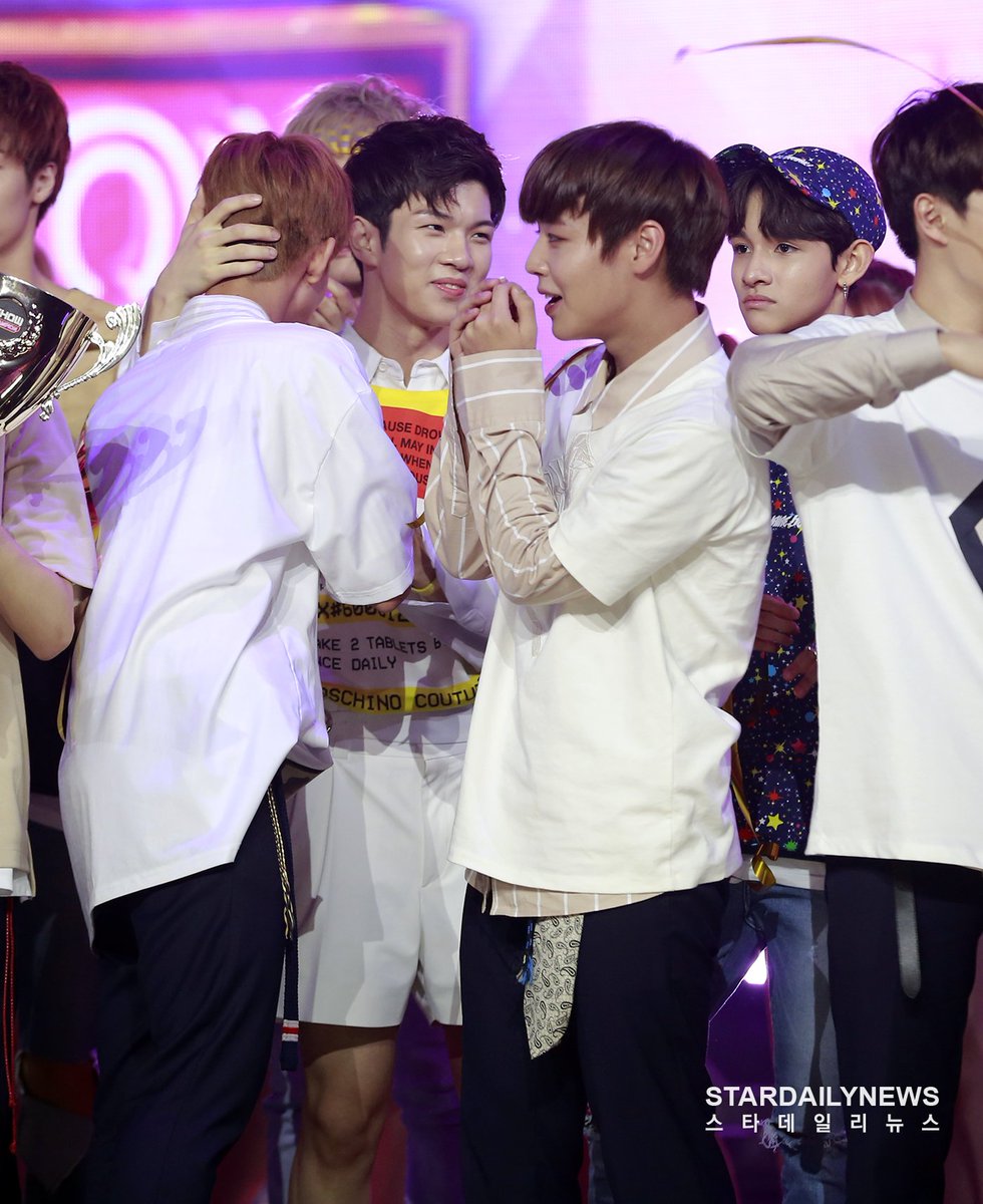 BrazilNFlying's tweet image. [#FOTO] 23.08.17 - Hweseung no Music Show Champion com Jinyoung do Wanna One.