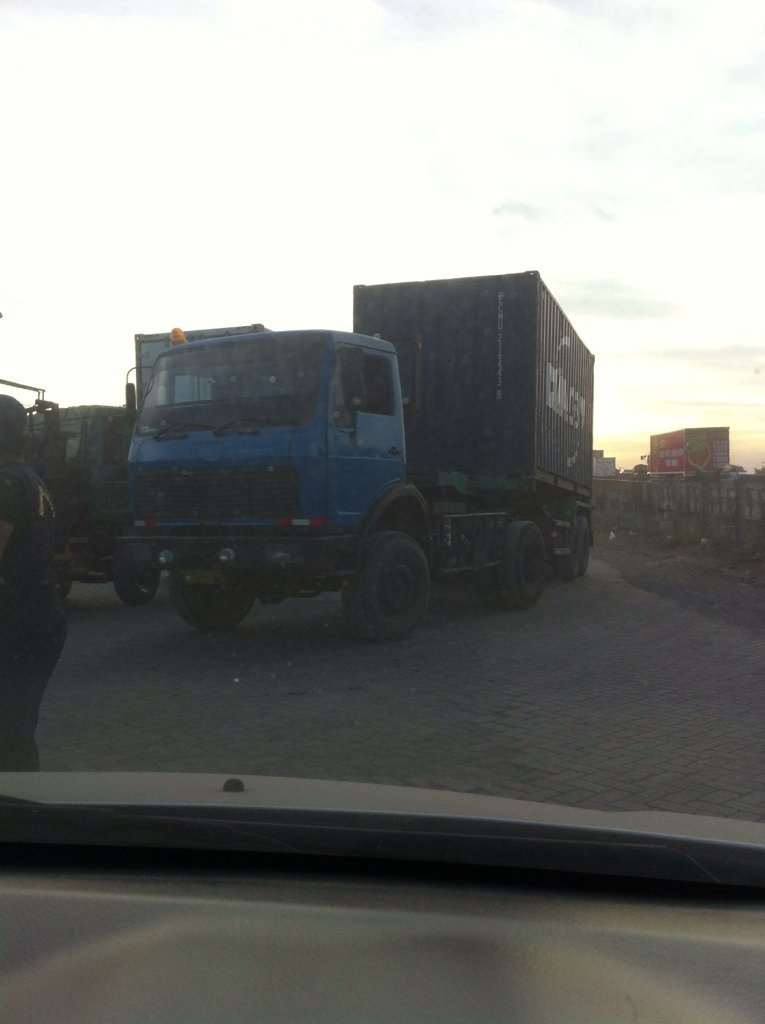 RosytaAng's tweet photo. @e100ss penyebab jln dumar industri macet krn depo kalianak55 tutup, dipindahkan container ke depo dkm dumar https://t.co/0EbdQ8rIUn