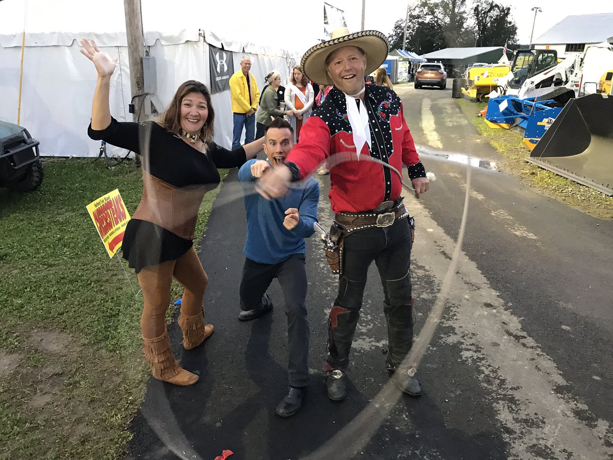 Hanging in #Harford this morning on <a href="/wnep/">WNEP</a> at the <a href="/HarfordFair/">Harford Fair</a>....met the #RhinestoneRoper.  🙌🏻😊😜

wnep.com/2017/08/23/new…