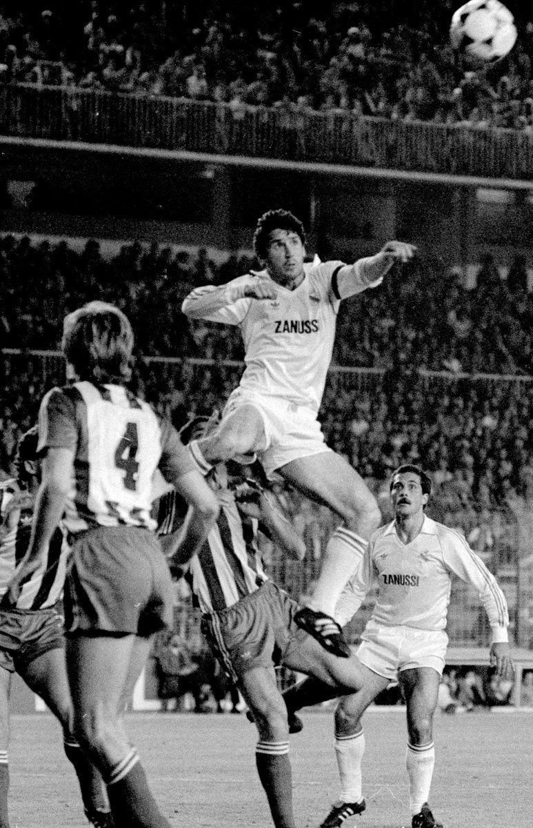 LaLiga's tweet photo. 🏆🏆🏆
🏆🏆🏆
🏆🏆🏆

Santillana, nueve veces campeón de #LaLiga con el @realmadrid, cumple hoy 65 años...

🎉 ¡Felicidades, leyenda! 🎉 https://t.co/ZG4ldNYGXV