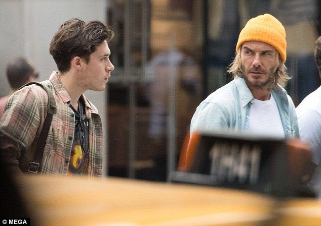 DavidBeckhamTH's tweet photo. ภาพเฮียเบคส์ บรูคลิน (และบ็อบบี้ ริช) ที่นิวยอร์กค่ะ เมื่อวานเป็นวันปฐมนิเทศของบรูคลินที่ Parsons School of Design (22 Aug 2017) https://t.co/0K9kuTlGRY
