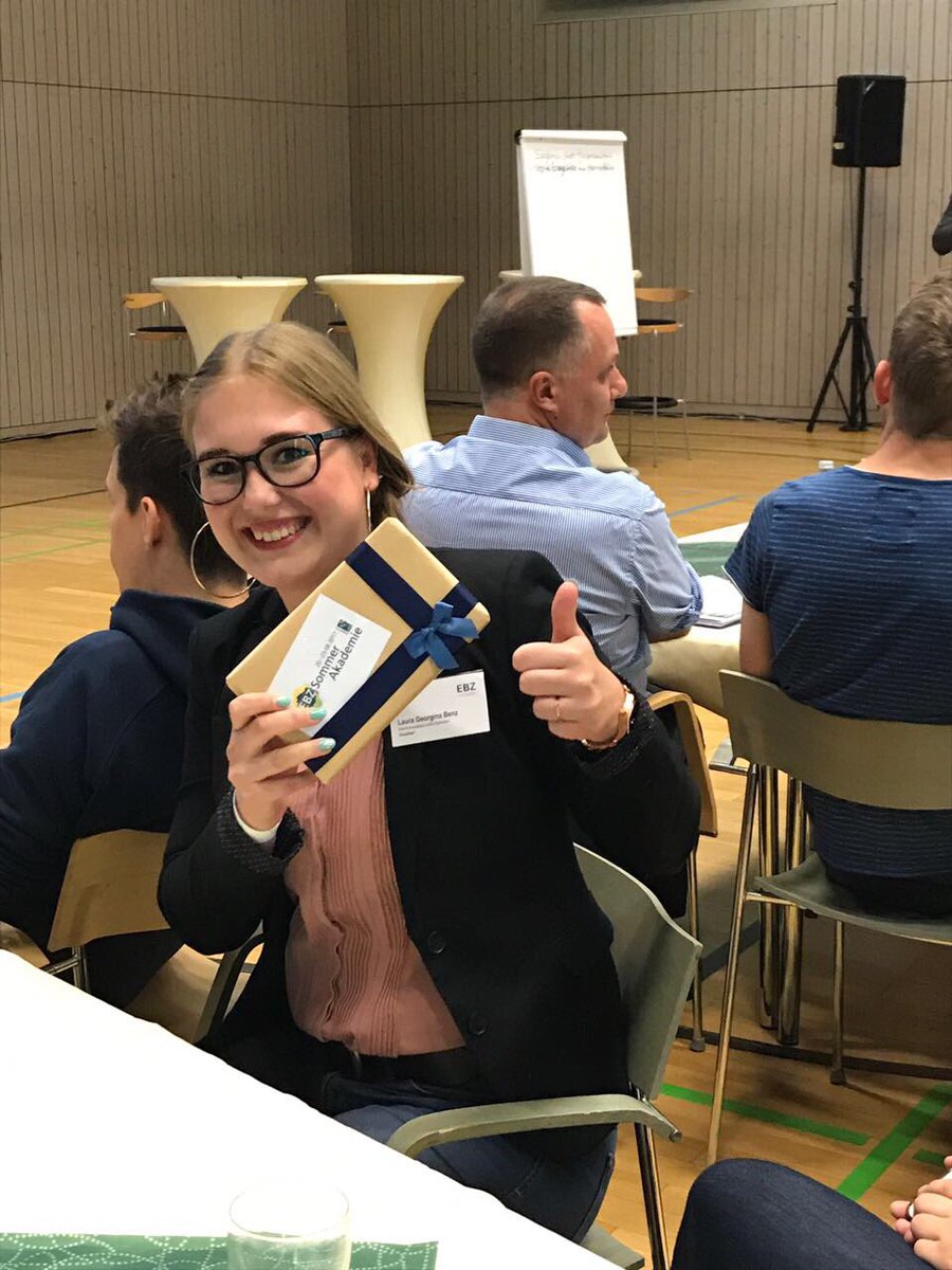EBZAkademie's tweet photo. Laura Benz ist unsere Twitterkönigin der #somaka17🎉 Herzlichen Glückwunsch und vielen Dank an alle fürs mitmachen https://t.co/r8qJt0OJVj