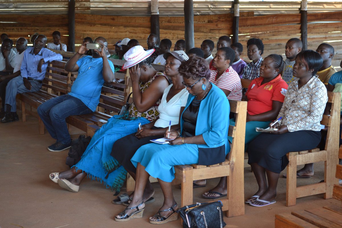 MatimaireK's tweet photo. Hon @innocent_gonese addresses Tsvingwe, Penhalonga residents on digital rights (Computer&Cyber Crime Bill) #MisaZimbabwe community meetings https://t.co/TeglZOy6dd