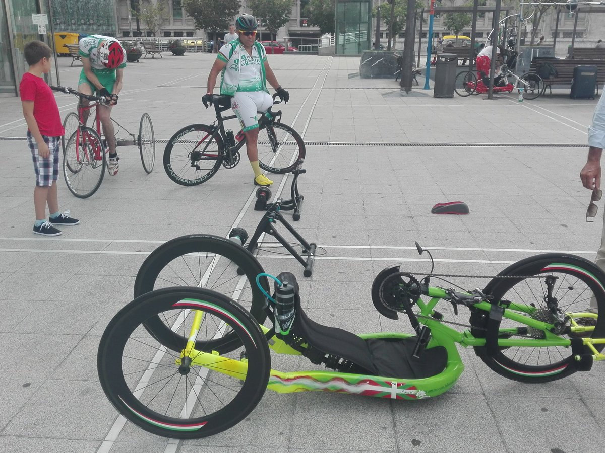 radiobilbao's tweet photo. Por una #AsteNagusia2017 para todos, #OpenJaiaSER. Junto al stand de Radio Bilbao, ciclismo adaptado, con @fundacionsaiatu. https://t.co/FiojX0Tamh