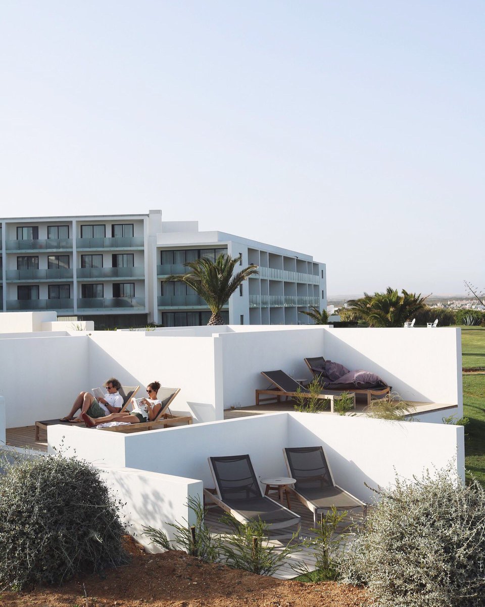 Pool side corners, perfect at any time of the day ☀️ #memmobaleeira #memmohotels #sagres #algarve #hotel #designhotel