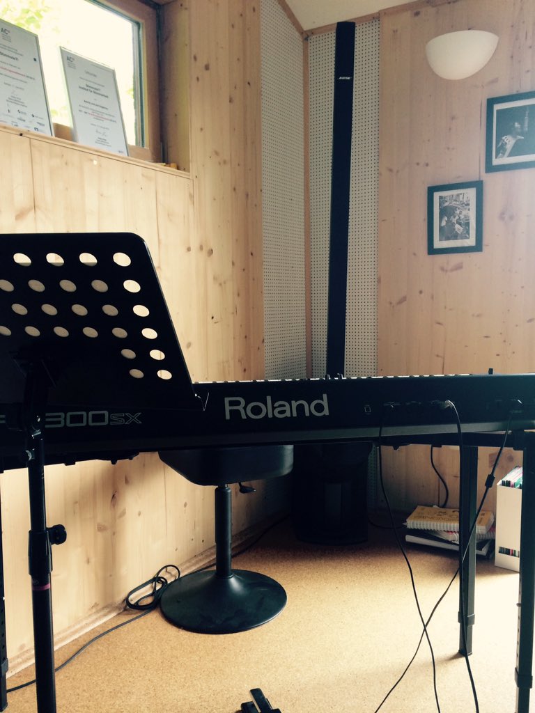 stimmste's tweet photo. Roland ist aus dem Urlaub zurück. Ina übrigens auch. Gesangsunterricht ab jetzt also wieder möglich! #trainyourvoice #singenmachtglücklich https://t.co/fg7dgTz2qF