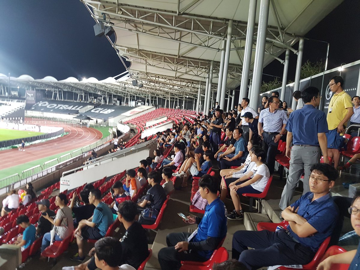 #성남시 #체육진흥과
#성남FC 와 부산 아이파크와의
리그 홈 경기가 #탄천종합운동장 에서 이제 막 시작하였습니다!

많은 분들이 함께 해 주셨네요~
응원하러 오세요~^^