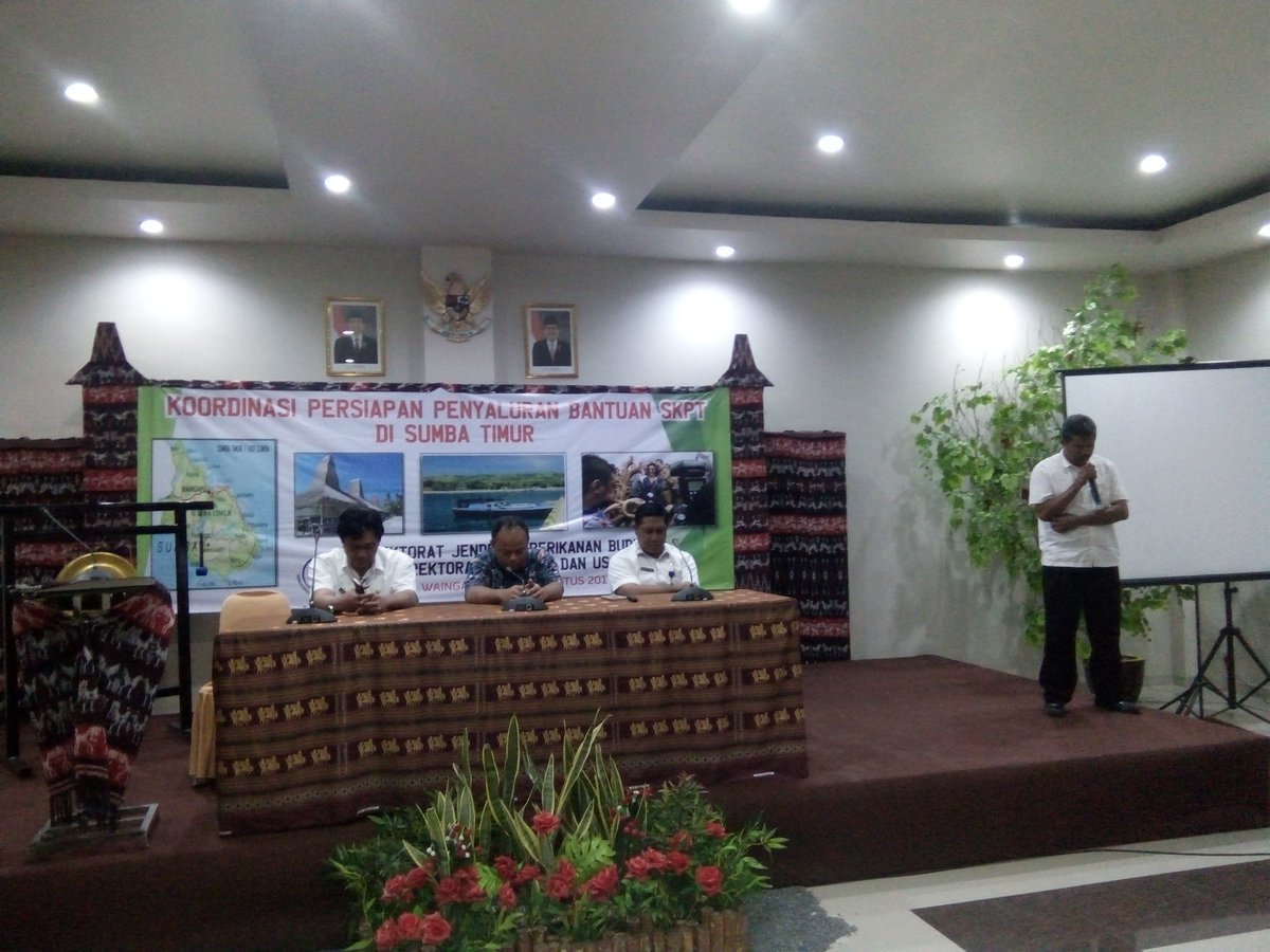 sepry_b's tweet photo. Kpla DKP ST Mntp dgn Rsmi kgtn Koordnsi Prsipn pnylurn bntuan SKPT di sumba Timur #AksiPPB @s_soebjakto @fisheris_ @BudidayaKKP @dpp_ipkani https://t.co/nVkTtJvvHz