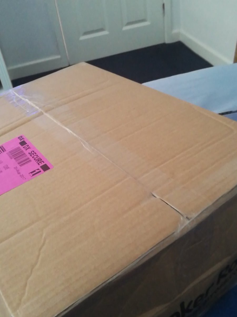 SimpleGifting's tweet photo. The excitement the first #christmas #delivery has arrived 🎉🎅 https://t.co/9e7kcpQG1N
