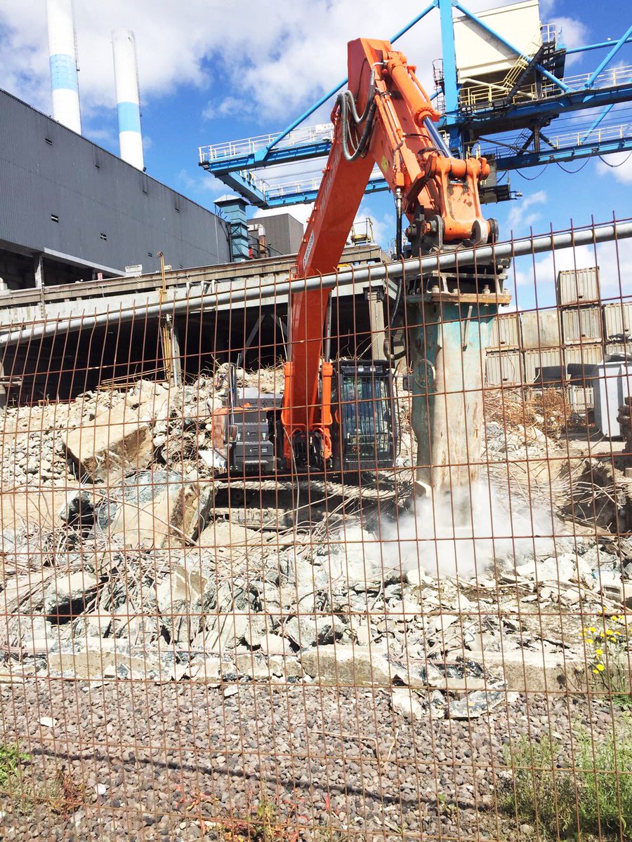 HofstedeBV's tweet photo. Het einde is in zicht! De #sloop van de fundatie is in volle gang met de nieuwe #Hitachi 300. Meer projectinfo via: https://t.co/IepOgIetAY https://t.co/MIEImOC65U