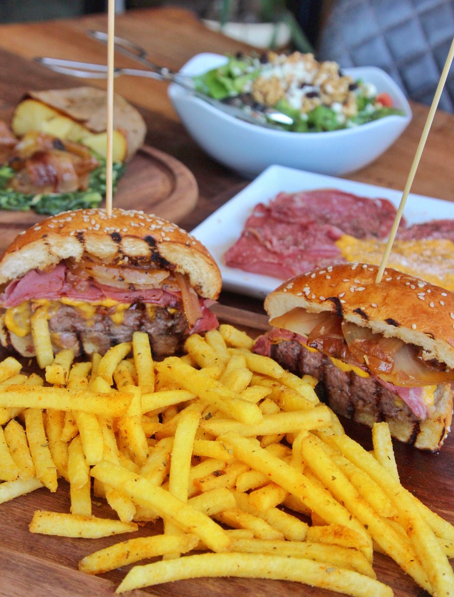 Dünyanın en yakışan ikilisi One Steak House'da size kavuşmayı bekliyor 👀🤗 #onesteakhouse #beylikdüzü