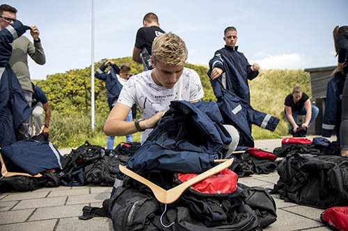 marineschepen's tweet photo. Hoe verloopt de 1e werkdag bij de marine? 64 jongens en meiden startten maandag met hun opleiding. Een reportage. https://t.co/BubdCKpbYs https://t.co/GHkFBcWBZ1