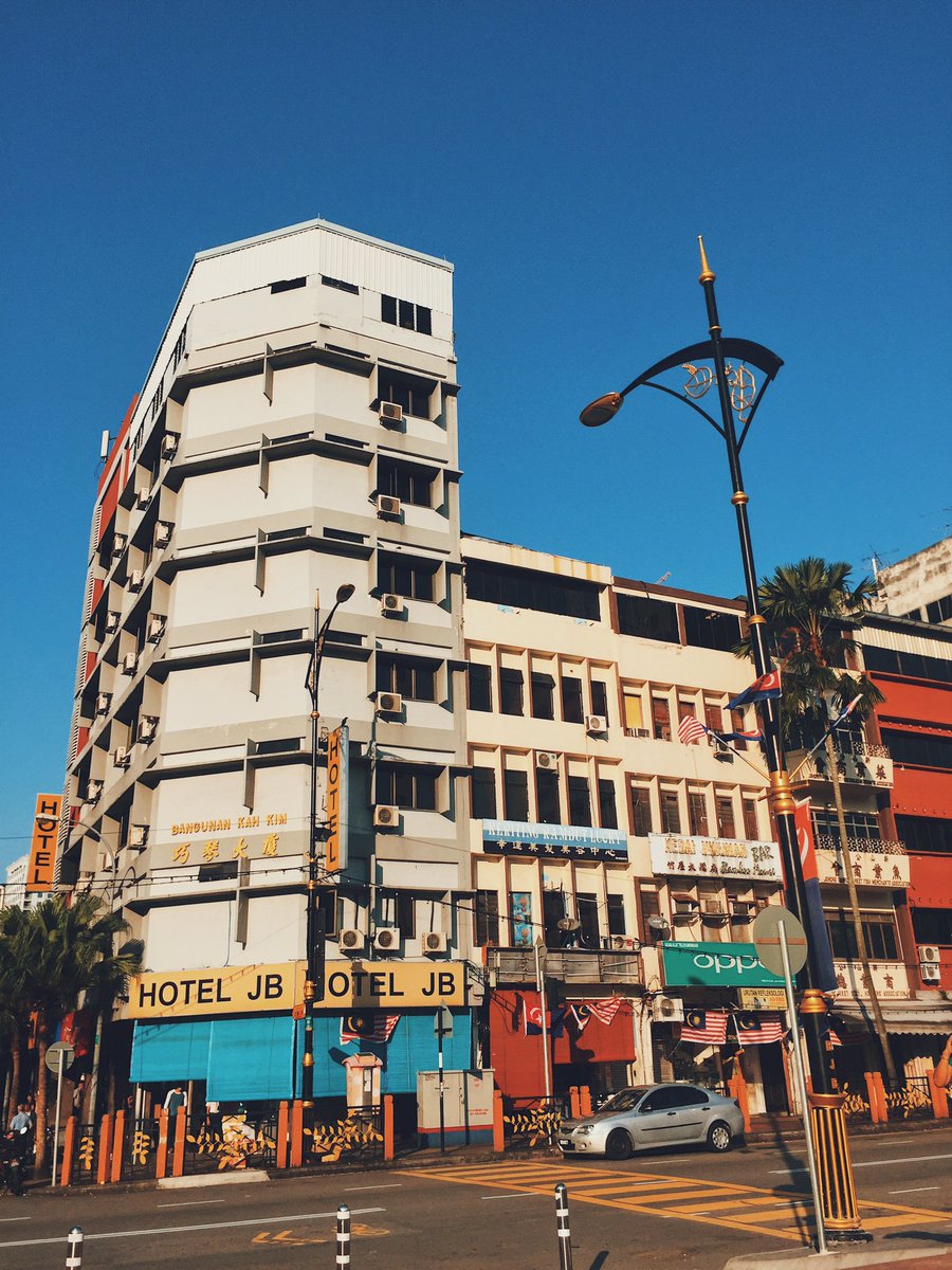 Feeeeeq's tweet photo. "Golden Hour" in Johor Bahru🌞🏢 https://t.co/DzIscr2u86