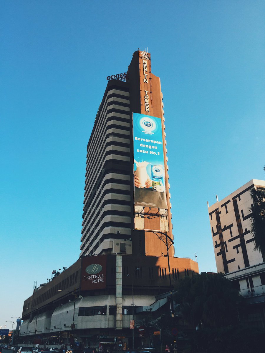 Feeeeeq's tweet photo. "Golden Hour" in Johor Bahru🌞🏢 https://t.co/DzIscr2u86