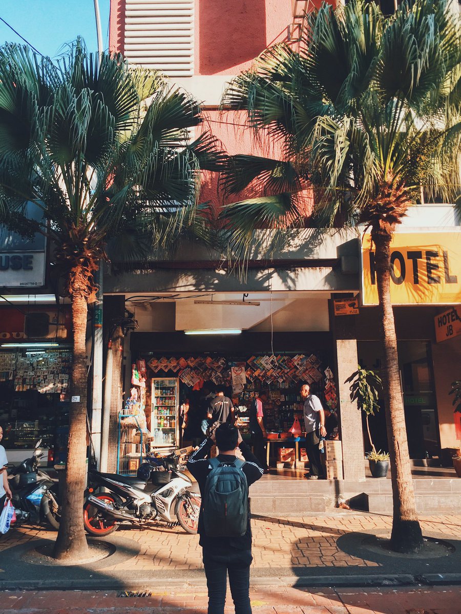 Feeeeeq's tweet photo. "Golden Hour" in Johor Bahru🌞🏢 https://t.co/DzIscr2u86