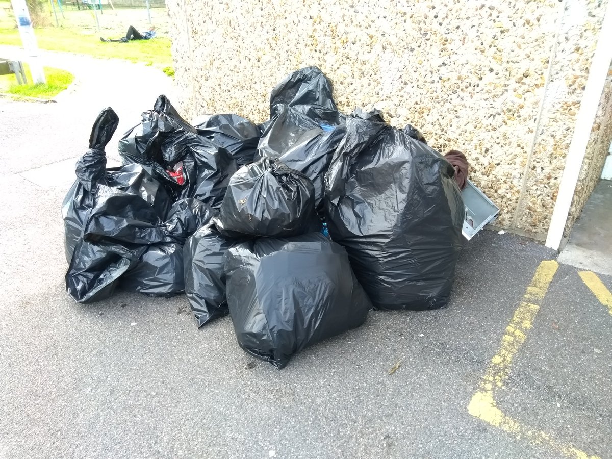 Not bad for a morning's work! And after lunch, our pickers head back out💪 Not too late to join in: come to the #Littlemoor Community Centre