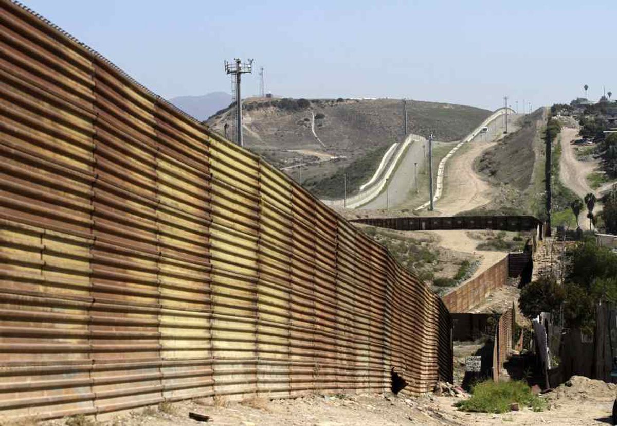 Trump presses to build a wall in the Mexican border.