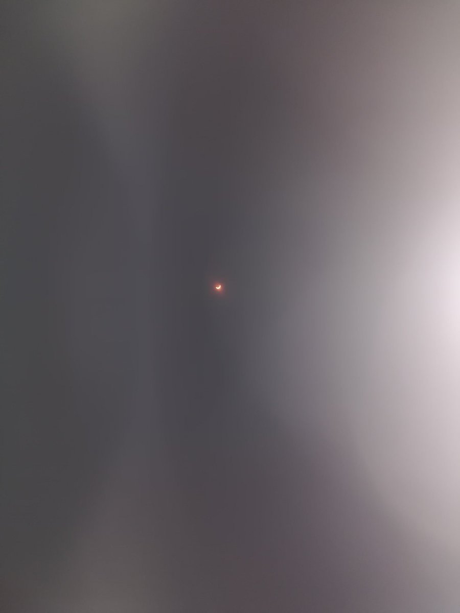 JosAngelGarde1's tweet image. #EclipseSolarCSIC #Eclipse2017  Foto tomada en móvil desde Cabo Cañaveral. Recomendación: ampliar.