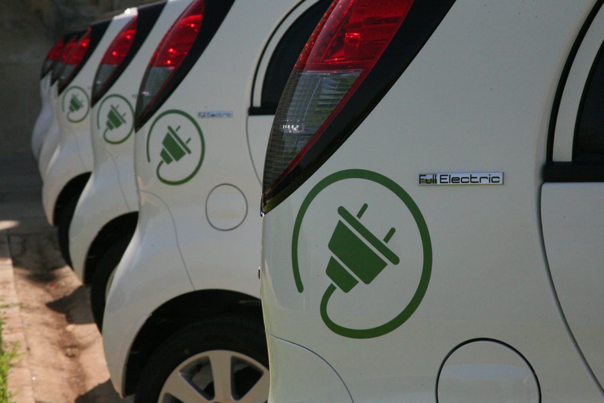 Gesternova's tweet photo. Europa obligará a los fabricantes de automóviles a una cuota de ventas de vehículos eléctricos => https://t.co/k5e6Xf0zGz https://t.co/SH7mSC9eds
