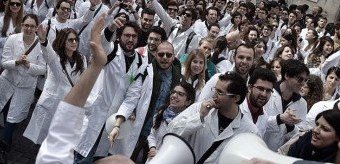 anaao_assomed's tweet photo. Anaao Giovani e Fimmg Formazione su ritardo bando scuole specialità e corsi mg: a settembre MANIFESTAZIONE NAZIONALE-https://t.co/uyj4N0TLZ7 https://t.co/p0l0ik4BFI