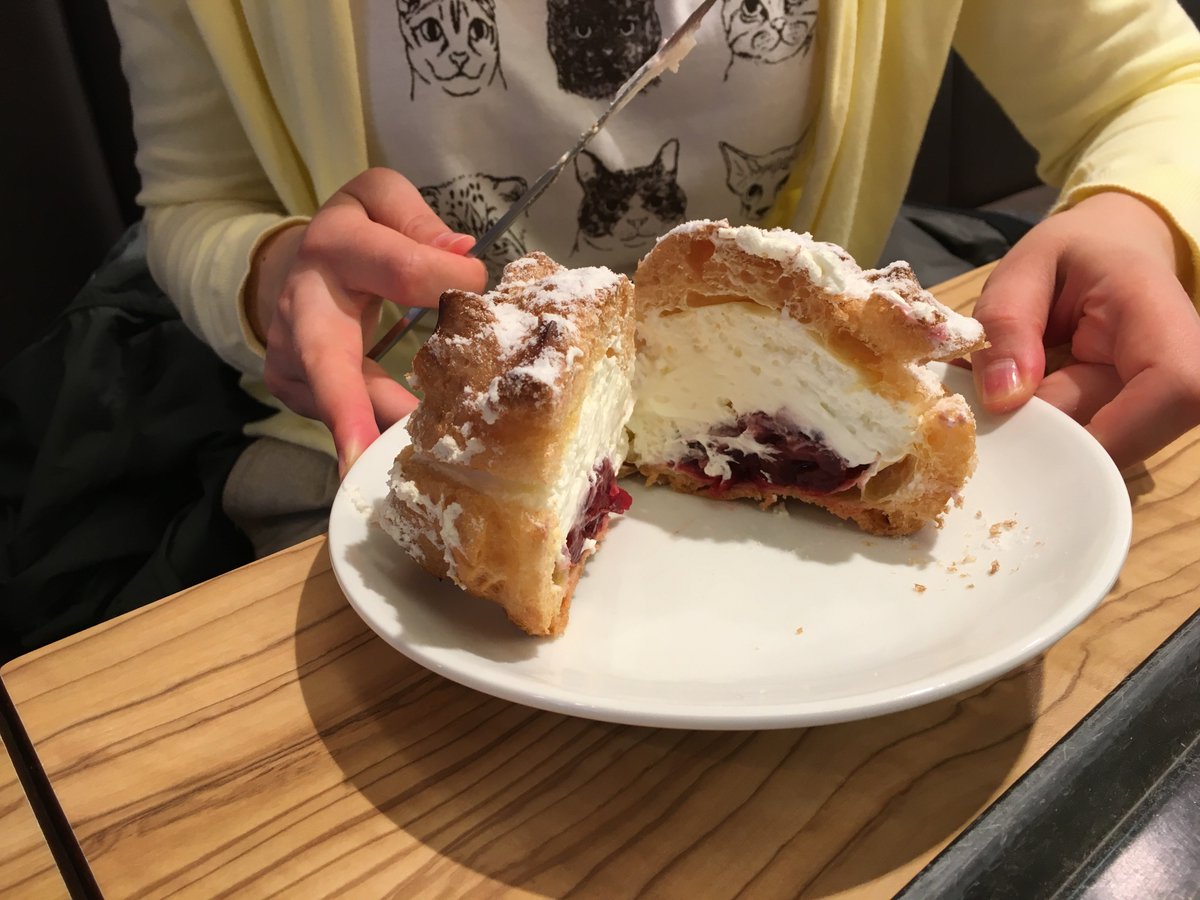ドイツ人は余裕で食べきる 巨大シュークリーム が美味しそうだけど胸やけしそう 全体の雰囲気は極限にクドい Togetter ドイツ人は余裕で食べきる 巨大シュークリーム が美味しそうだけど胸やけしそう 全体の雰囲気は極限にクドい Togetter