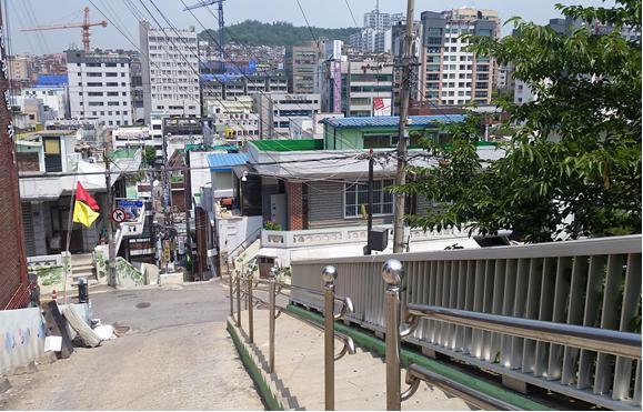 #신흥1동 유신회관 옆
급경사지 계단 보수 및 캐노피 설치공사가 완료되었습니다.

이제 눈, 비에도 걱정없는
안전한 계단을 이용하세요:)

#안전제일 #성남시