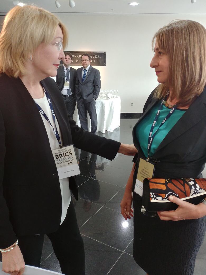 FiscalesGobAr's tweet photo. #REMPM Gils Carbó junto a Luisa Ortega de Venezuela. https://t.co/xRtnigcu0i