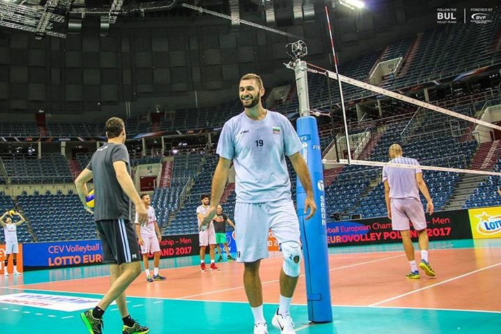tsetso11's tweet photo. It's better when you practise with a smile 😃 #volleyball #bulgaria #smile #practice #eurovolley #2017 #Poland https://t.co/XI9u6QB0Ys