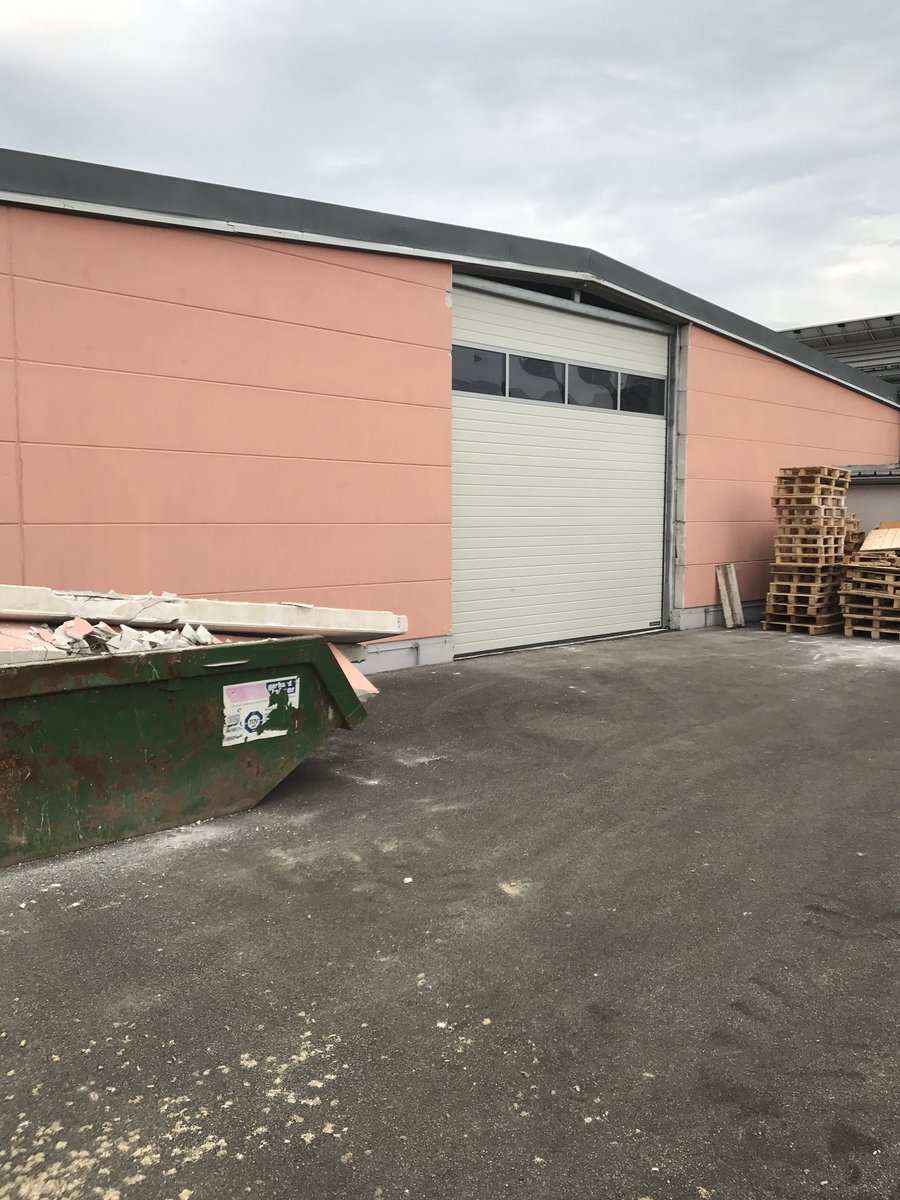 DigitaldruckSAD's tweet photo. Wir bauen unsere zweite Halle für noch bessere KFZ #Beschriftungen um. Jetzt auch für LKW bis 4m Höhe. #digitaldruck #print #druckerei #wrap https://t.co/8LWQNthNfg