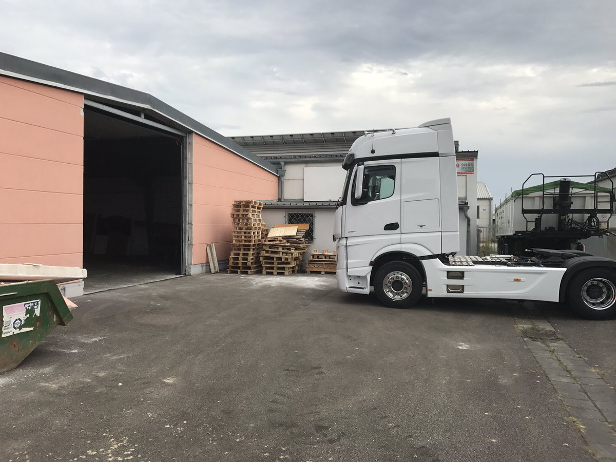 DigitaldruckSAD's tweet photo. Wir bauen unsere zweite Halle für noch bessere KFZ #Beschriftungen um. Jetzt auch für LKW bis 4m Höhe. #digitaldruck #print #druckerei #wrap https://t.co/8LWQNthNfg