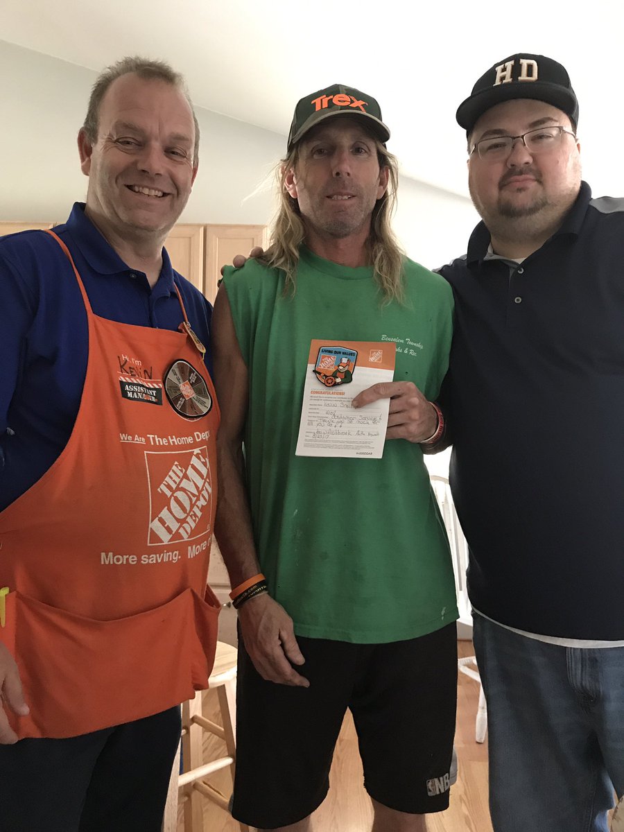 Akrywenko2312's tweet photo. Surprising our pro loader at home with lunch for him and his kids. Thank you for all you do Kevin!!! #proloaderappreciationday https://t.co/TpA4xCTvXS
