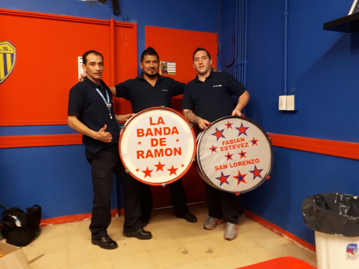Gracias Jorge julio y chueco !!!los primeros bombos con los parches decorados !!!Fabián Estévez con la banda de Ramón !!!