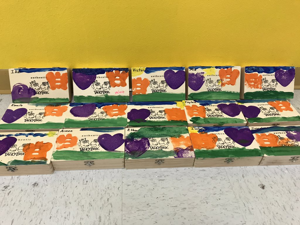 Norma_Brown1's tweet photo. Decorating our
#TackyBox โผ๏ธ ๐ซ๐๐๐ซ We choose kindness over tacky language and behaviorโผ๏ธ https://t.co/Q5qHlDTM2C